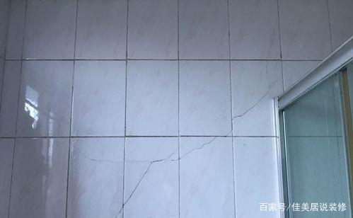 墙砖起拱翘起怎么处理(厨房墙壁瓷砖鼓起来怎么维修)