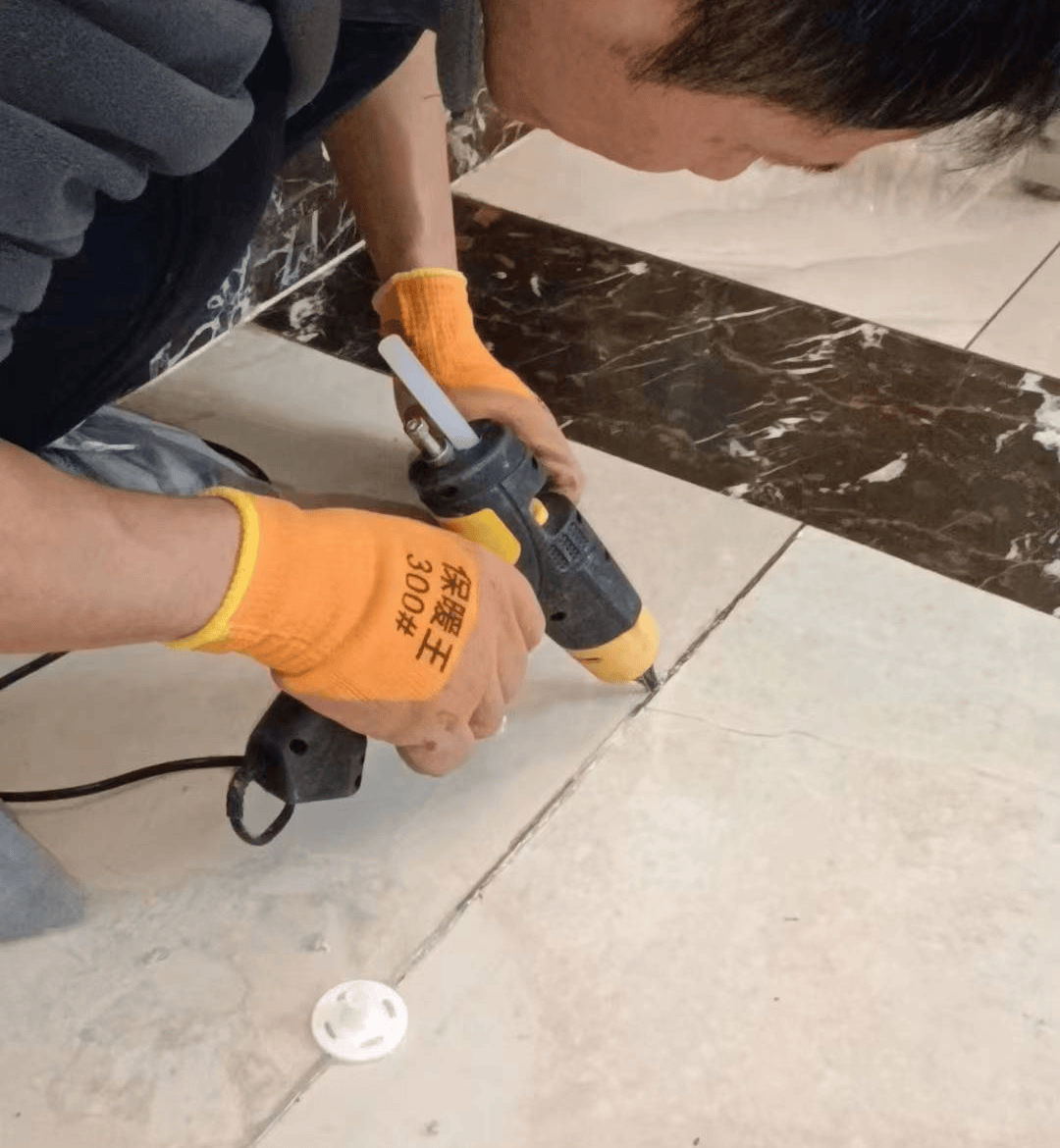 地板砖翘起来了怎么修复热胀冷缩(地板砖翘起来了怎么修复热胀冷缩问题)